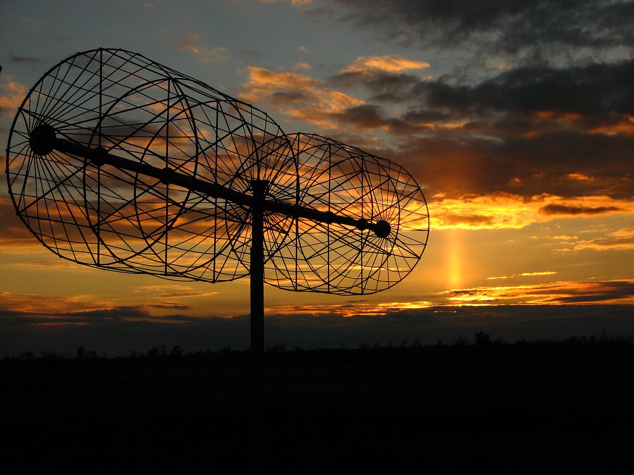 1280px-A_dipole_of_UTR-2_radio_telescope_antenna_array_and_sunset_with_light_pillar.jpg